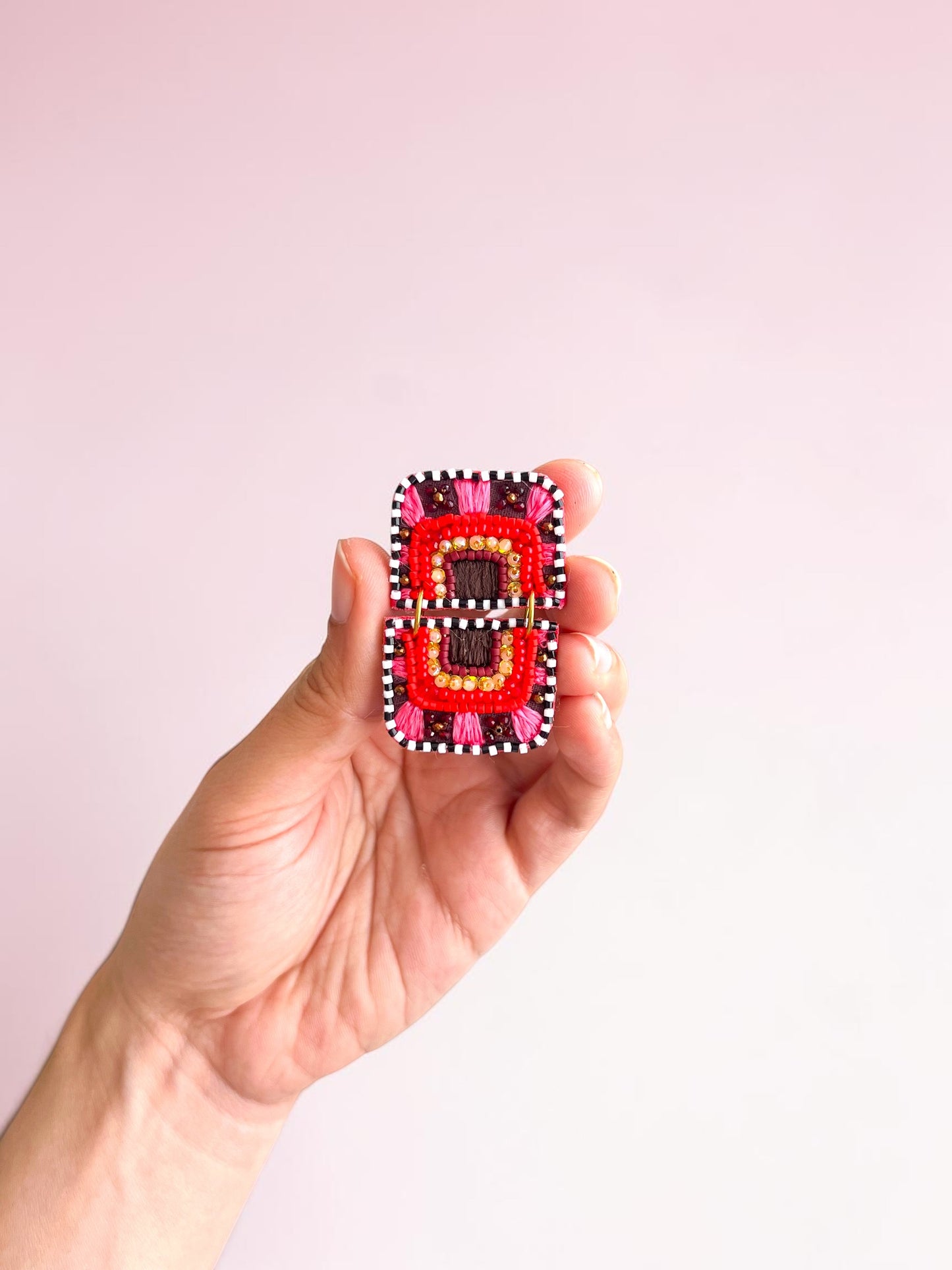 Aros pintados y bordados a mano