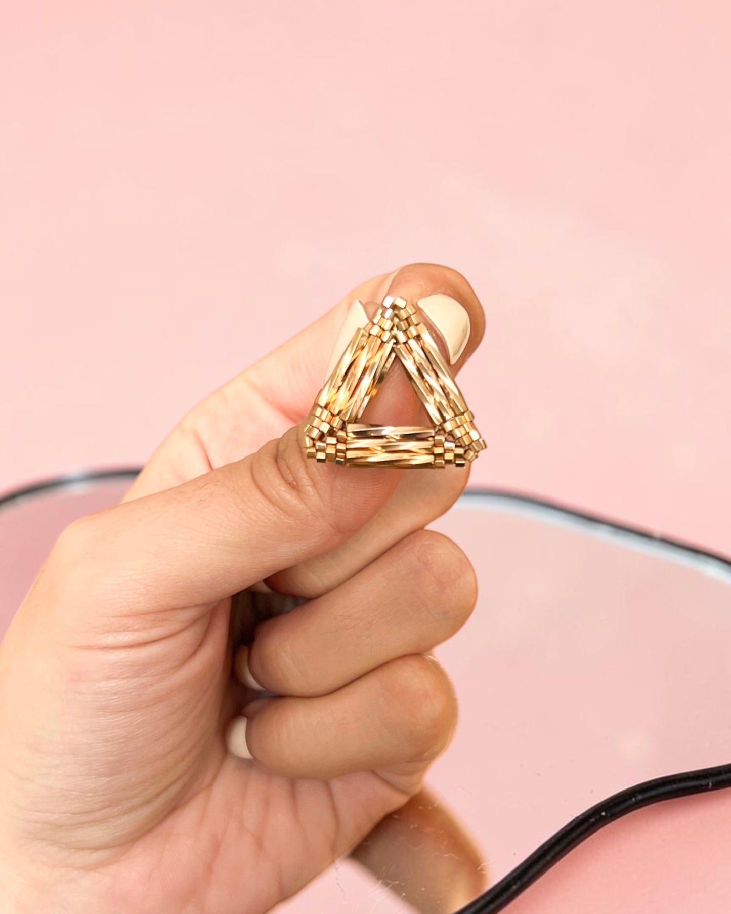 Aros triángulo canutillo dorado