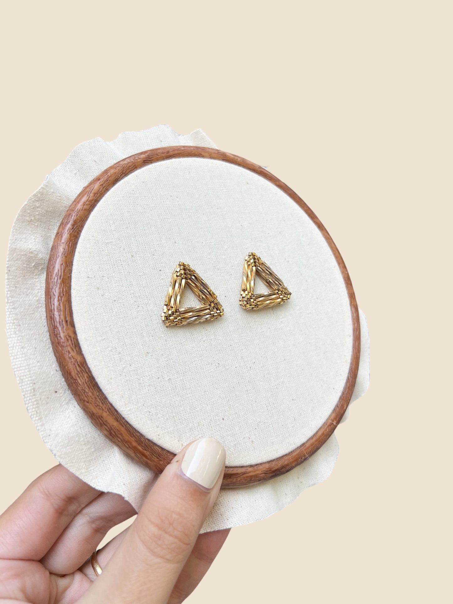 Aros triángulo canutillo dorado