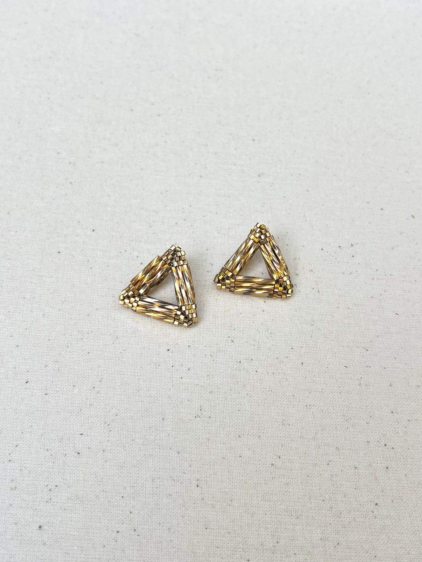 Aros triángulo canutillo dorado