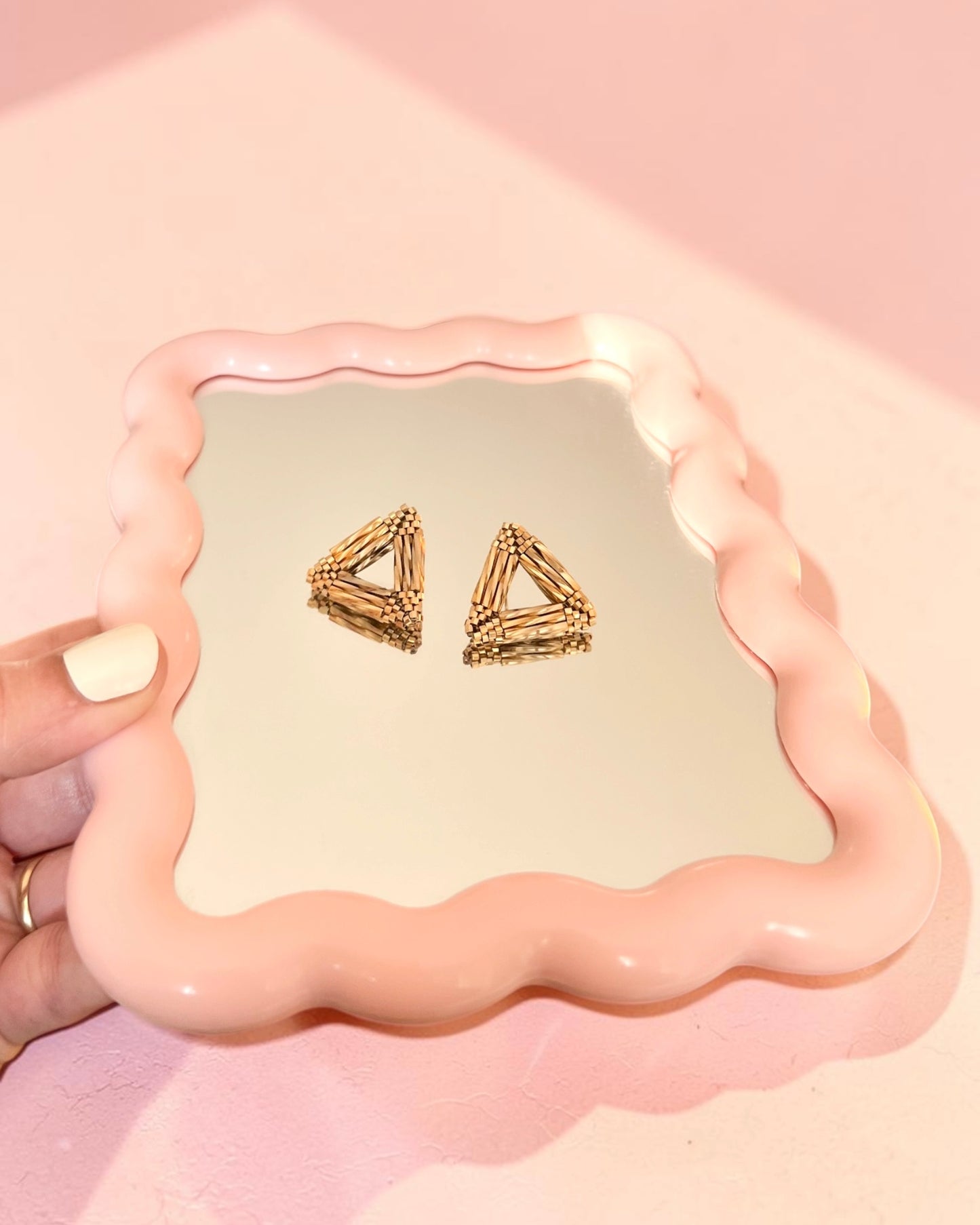 Aros triángulo canutillo dorado