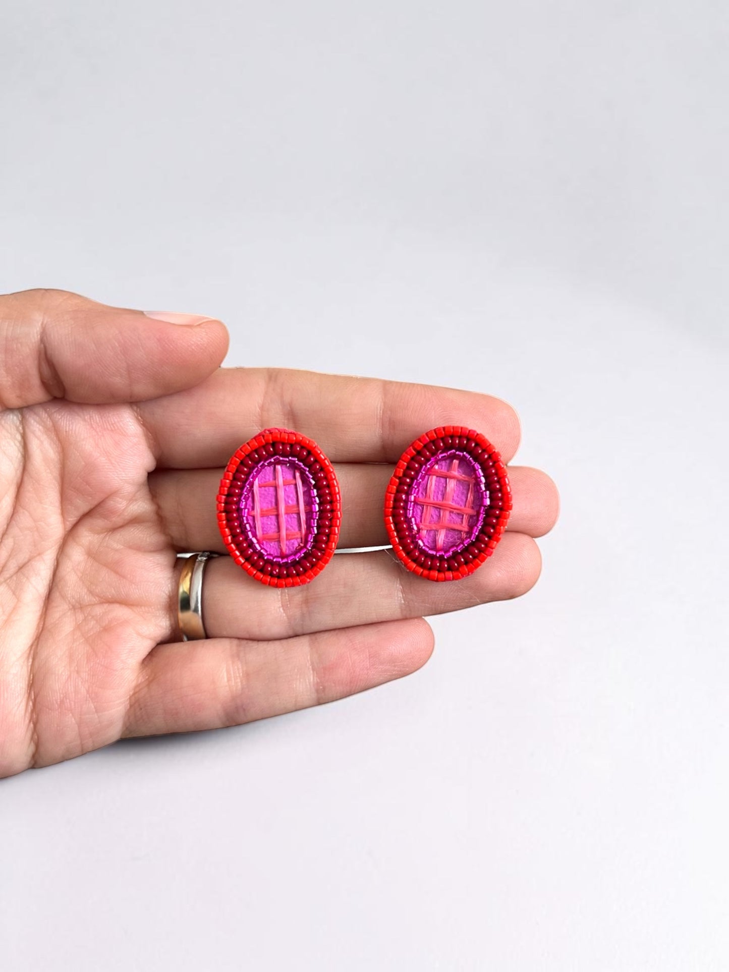 Aros pintados y bordados a mano