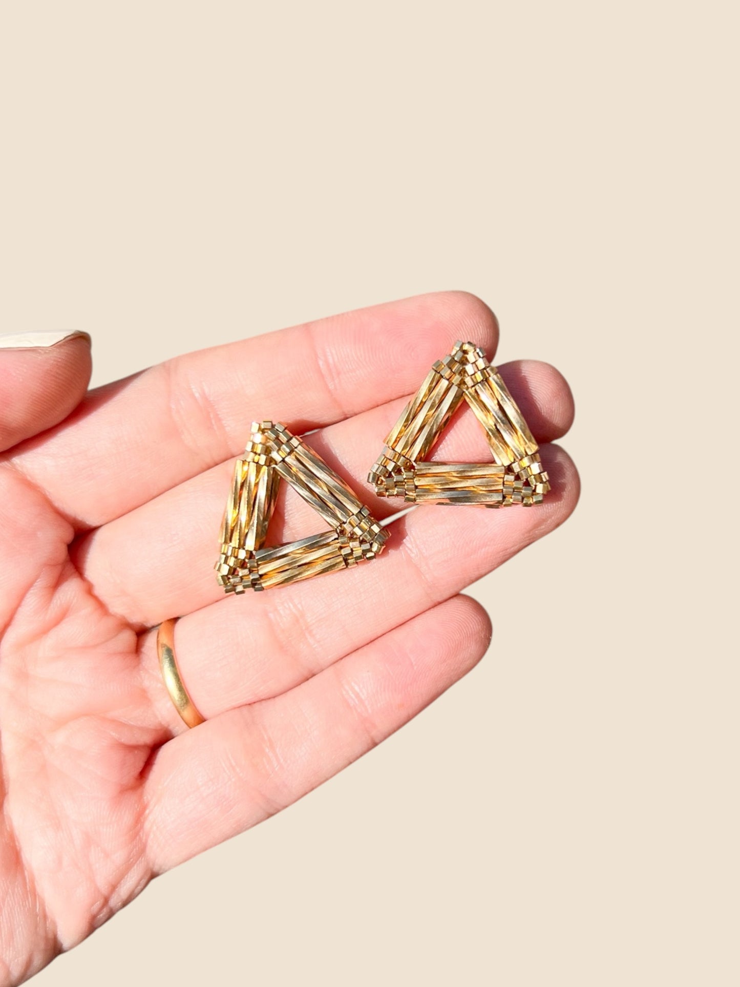 Aros triángulo canutillo dorado