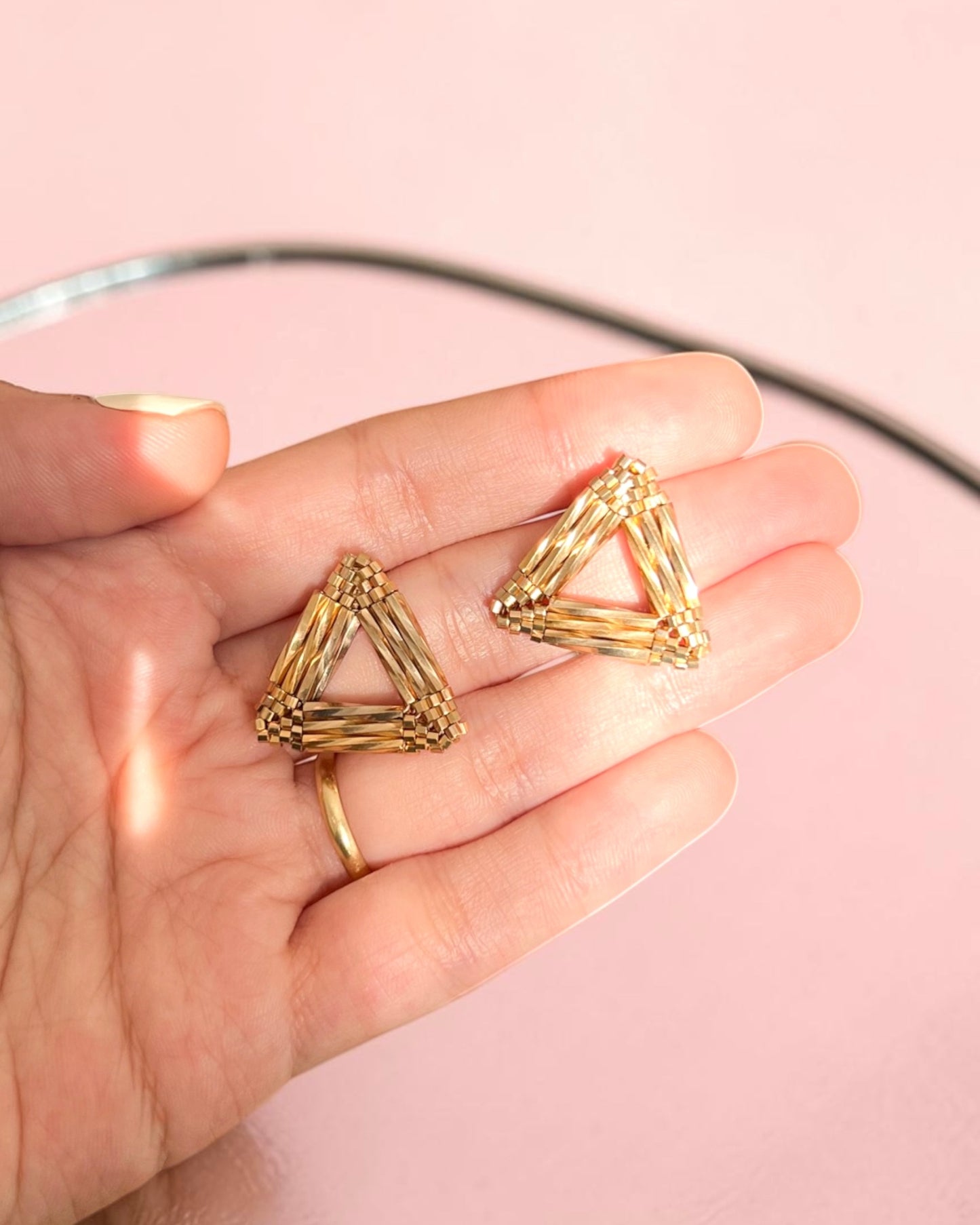 Aros triángulo canutillo dorado