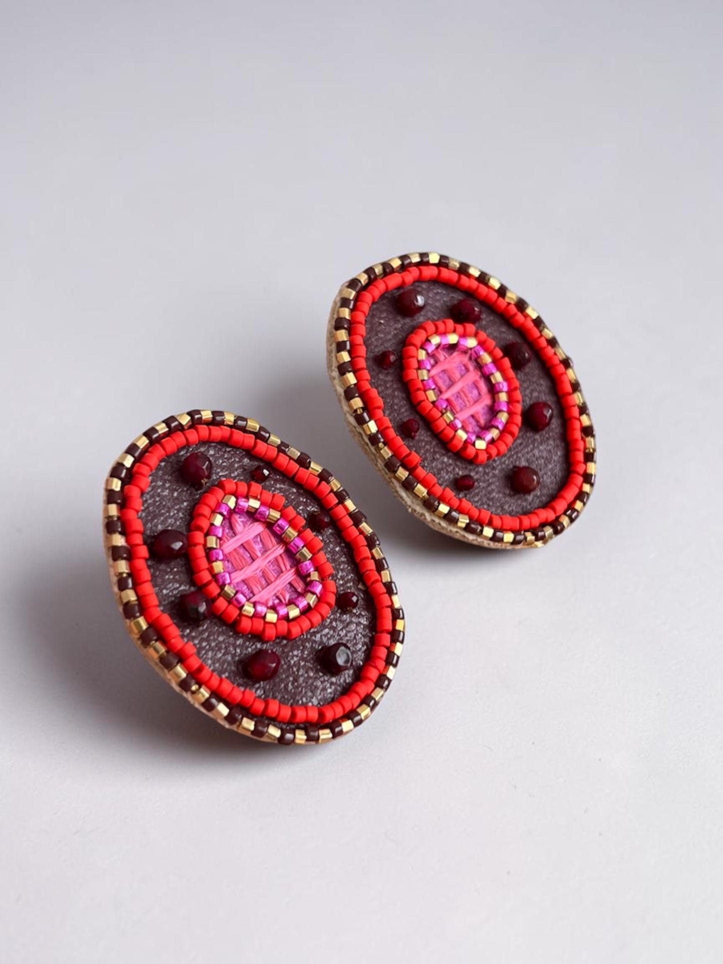 Aros pintados y bordados a mano