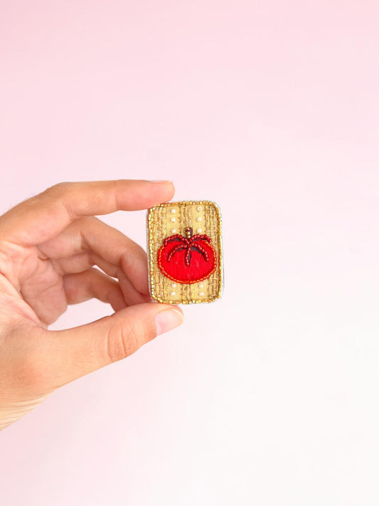 Prendedor bordado y pintado a mano (tomate)