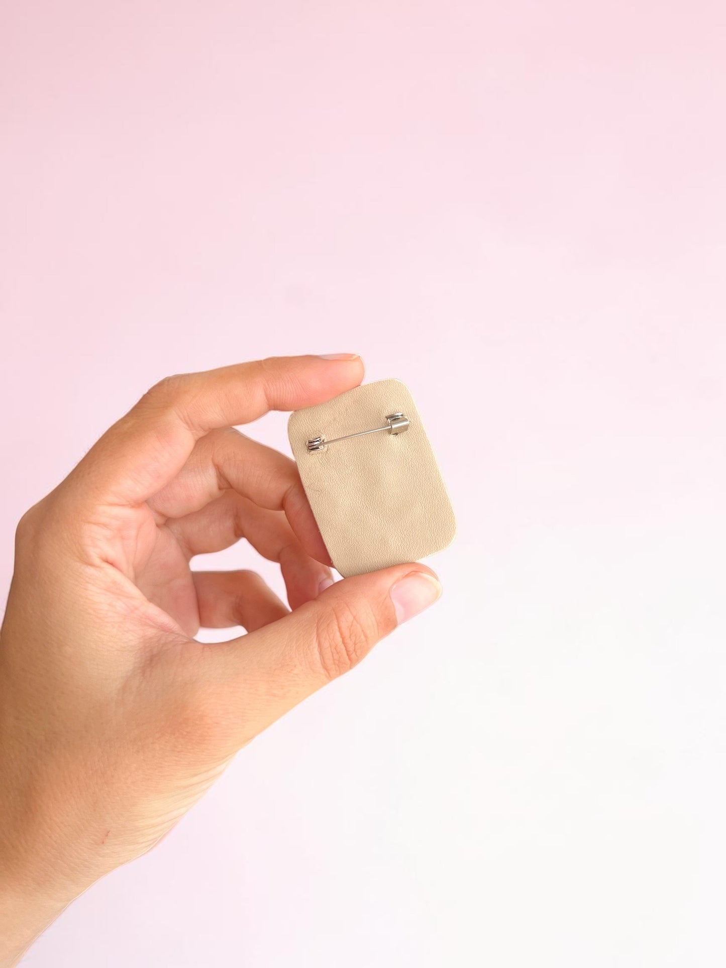 Prendedor bordado y pintado a mano (tomate)