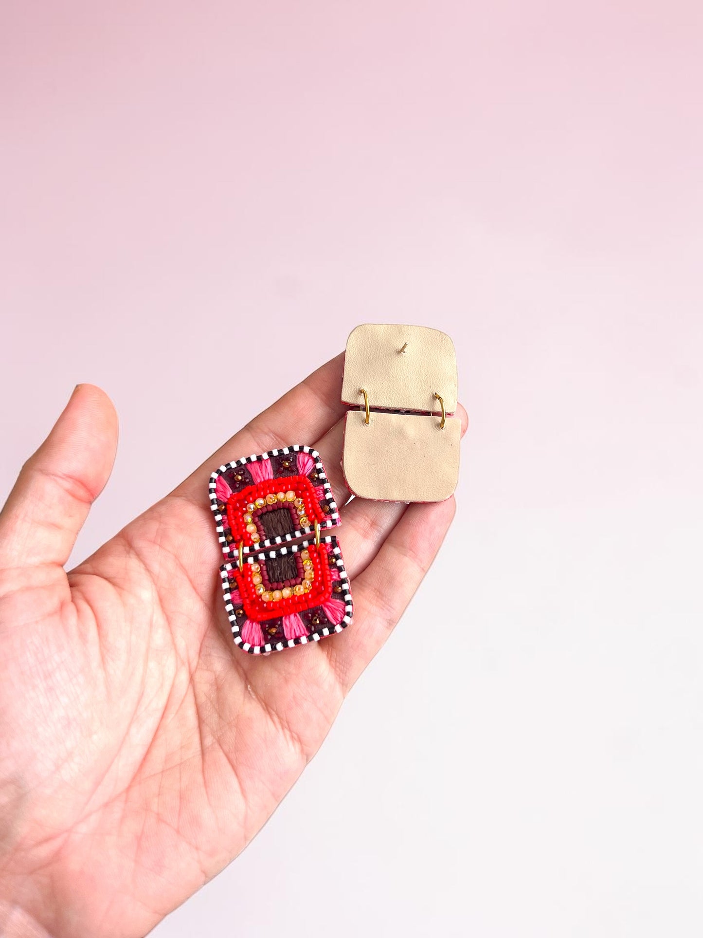 Aros pintados y bordados a mano